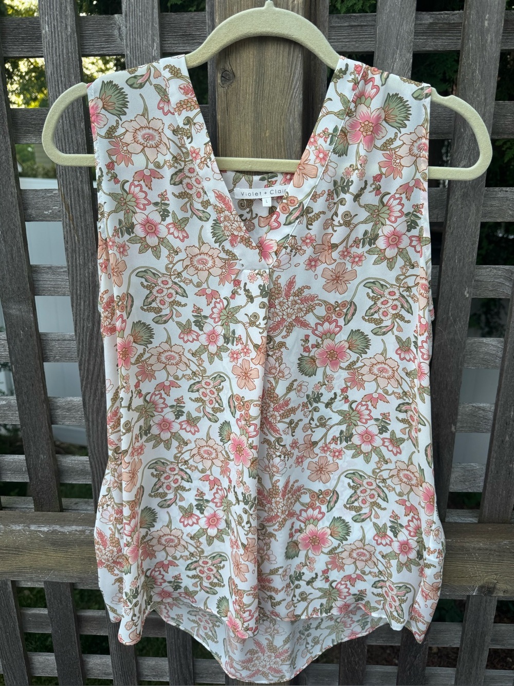 Women’s sleeveless shell, soft earth tones on cream, size L